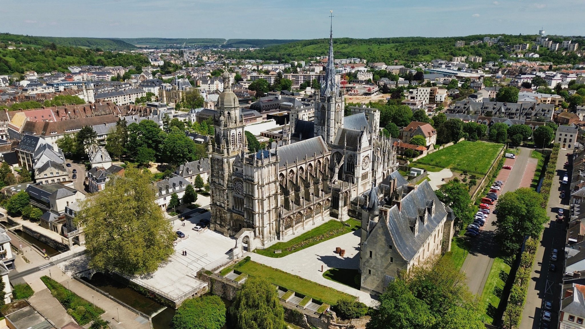 vue aérienne de la cathédrale d’Evreux et du centre ville, zone d’intervention d’Immodiag pour le diagnostic immobilier évreux