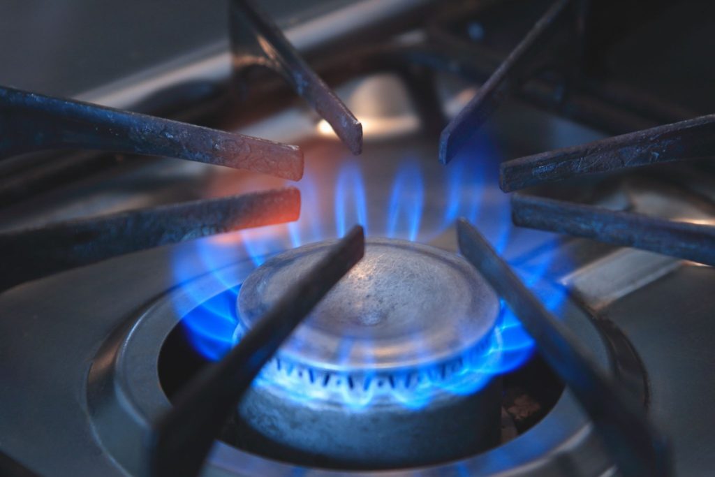 Brûleur à gaz allumé avec flamme bleue illustrant l'importance du diagnostic gaz dans un logement