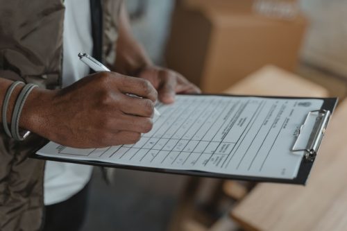 Diagnostiqueur remplissant un formulaire de DPE sur une planchette pour un logement mis en location