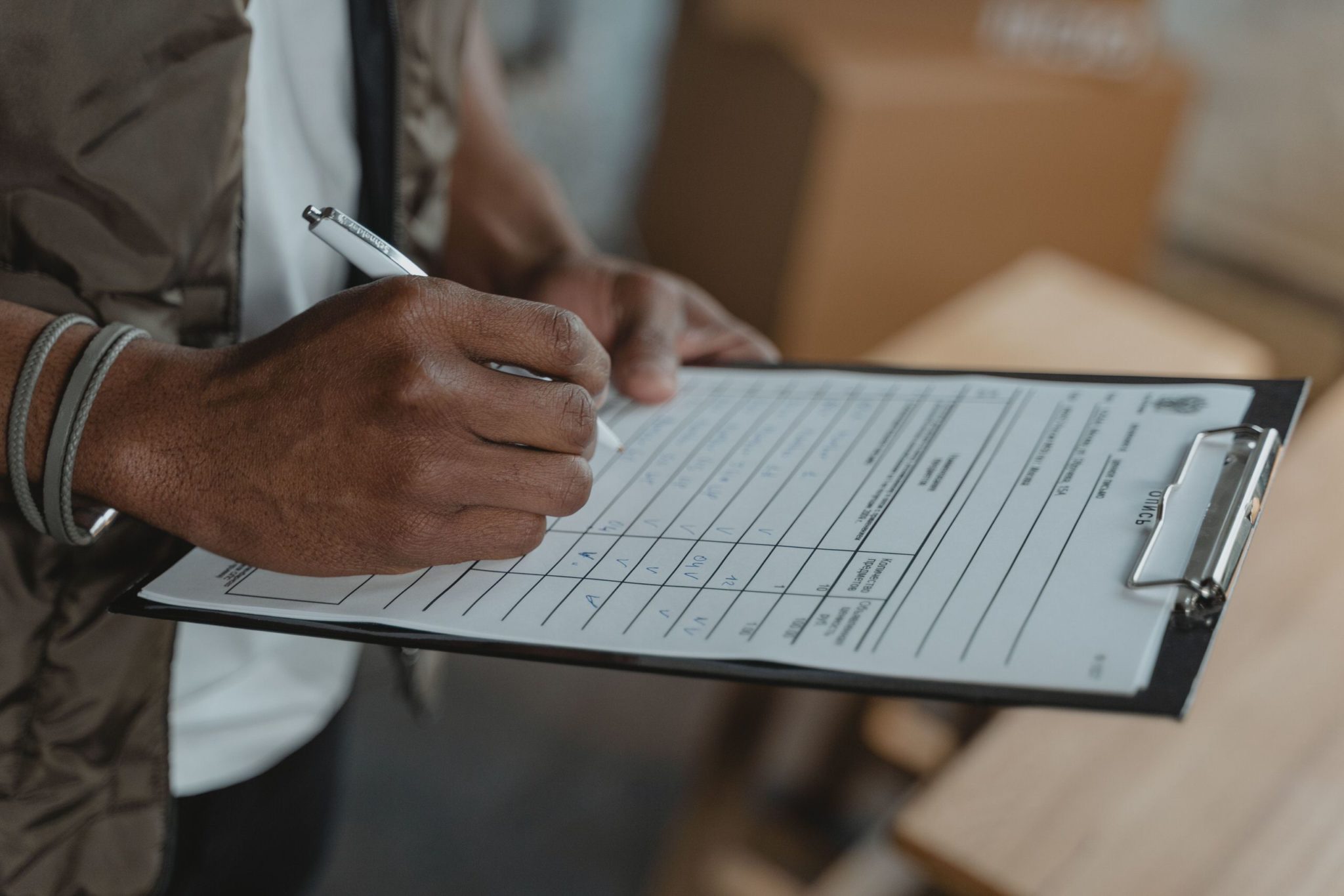 Diagnostiqueur remplissant un formulaire de DPE sur une planchette pour un logement mis en location
