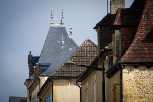 Toitures de maisons anciennes en pierre illustrant les logements éligibles aux aides MaPrimeRénov pour la rénovation énergétique