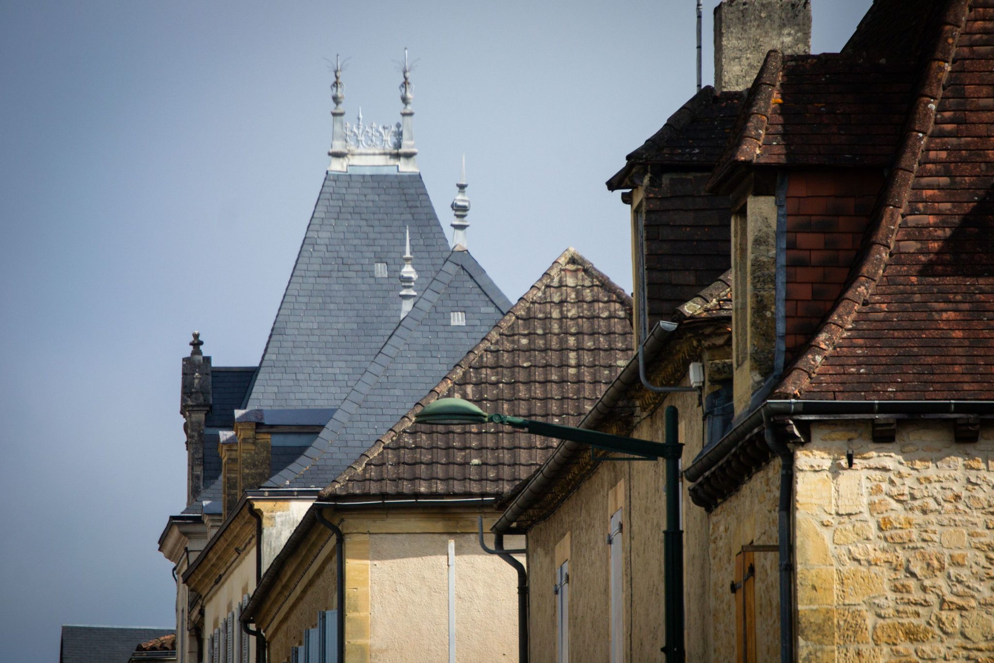 Toitures de maisons anciennes en pierre illustrant les logements éligibles aux aides MaPrimeRénov pour la rénovation énergétique