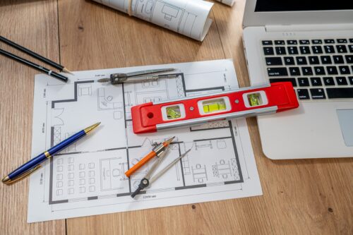 Diagnostic immobilier obligatoire location : plan coté, niveau et compas pour mesurer la surface habitable