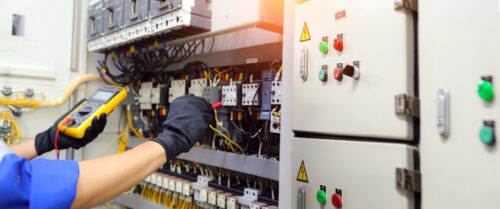 Diagnostics obligatoires pour la vente d'une maison : contrôle d'une installation électrique au multimètre